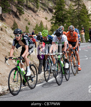 Riders sur scène 18 de la montée dans le Col d'Lzoard, Le Tour de France 2011 Banque D'Images