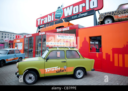 « Trabi-Safari » est-allemand Trabant visites touristiques nostalgiques en voiture à travers Berlin, Allemagne. Banque D'Images