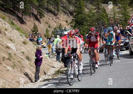 Riders sur scène 18 de la montée dans le Col d'Lzoard, Le Tour de France 2011 Banque D'Images