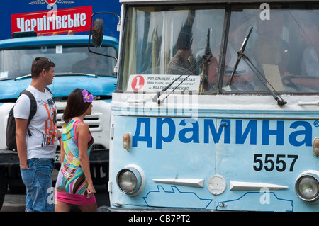 Les gens à bord du bus local à Yalka, Ukraine. Banque D'Images