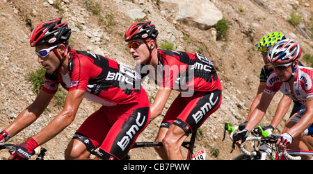 Riders sur scène 18 de la montée dans le Col d'Lzoard, Le Tour de France 2011 Banque D'Images