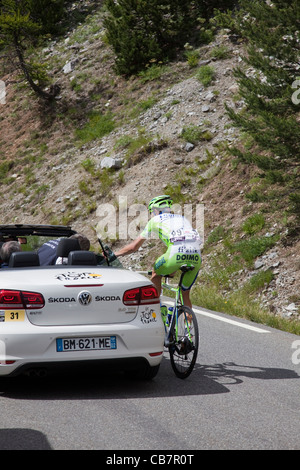 Rider étant pris en charge par un médecin sur le stade 18 de la montée dans le Col d'Lzoard, Le Tour de France 2011 Banque D'Images