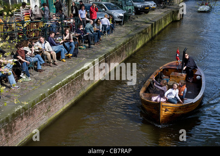 Une famille en bateau sur un dimanche ensoleillé dans l'Herengracht, Amsterdam, Pays-Bas Banque D'Images