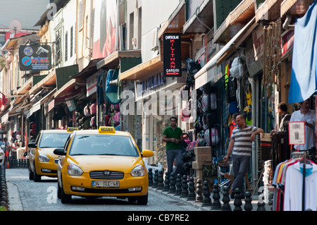 Les taxis jaunes dans la rue commerçante, à proximité de Grand Bazar, Istanbul, Turquie. Banque D'Images