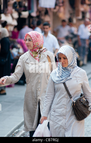 Une rue commerçante bondée près du Grand Bazar (Kapali Carsi) dans le hammam de district. Istanbul, Turquie. Banque D'Images