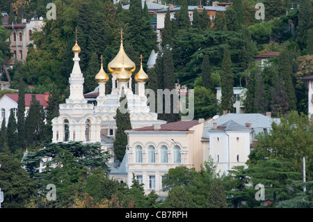 L'église Alexandre Nevski vu de la mer, Yalta, Crimée, Ukraine. Banque D'Images