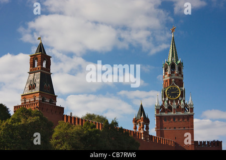 Spasskaya Bashnya et tours sur le mur rouge sur la Place Rouge, Moscou, Russie Banque D'Images