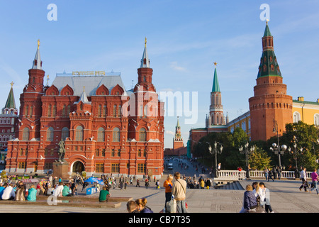 L'État Historical Museum et tour sur le mur rouge sur la Place Rouge, Moscou, Russie Banque D'Images