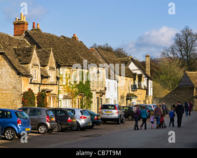 Dans la rue principale du village de Lacock, Wiltshire, England, UK Banque D'Images