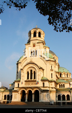 La cathédrale Alexandre Nevski, le bâtiment historique dans le centre de Sofia, en Bulgarie, au coucher du soleil contre ciel bleu profond Banque D'Images