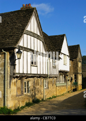 Maisons à colombages du Moyen Âge dans le village de Lacock, Wiltshire, England, UK Banque D'Images