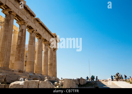 Billet d'architecture et de photos de Grèce - échelle Parthénon comparaison avec les touristes Banque D'Images