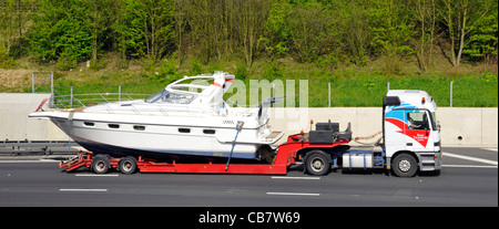 Lancement de l'entrepreneur de transport bateau spécialiste du transport sur remorque chargeur bas articulé & camion poids lourds camion conduisant le long de l'autoroute M25 UK Angleterre Essex Banque D'Images