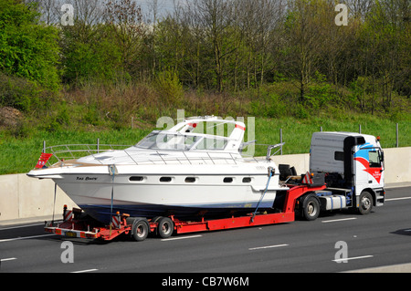 Lancement de l'entrepreneur de transport bateau spécialisé sur les transports & chargeur bas articulé camion poids lourds camion conduisant le long de l'autoroute M25 UK Angleterre Essex Banque D'Images