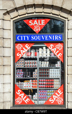 Shop front & Window display étagères empilées avec tourisme souvenirs & gifts of London populaires auprès des touristes dans la région de Oxford Street West End de Londres Angleterre Royaume-uni Banque D'Images