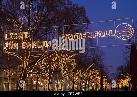 Unter den Linden, illumination de Noël, d'hiver, le soir, rue, avenue, Vattenfall, Berlin, Germany, Europe Banque D'Images