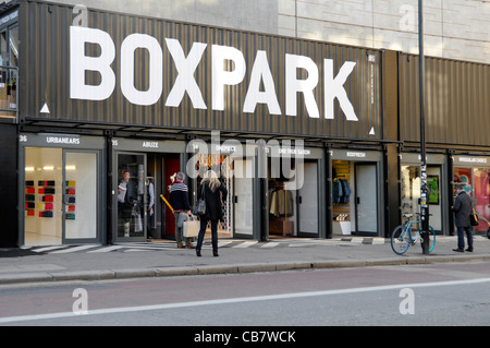 Les unités de la boutique Boxpark utilisent des conteneurs d'expédition de rangées équipés d'une porte avant appelée « centre commercial éclair Shoreditch High Street Londres England UK » Banque D'Images