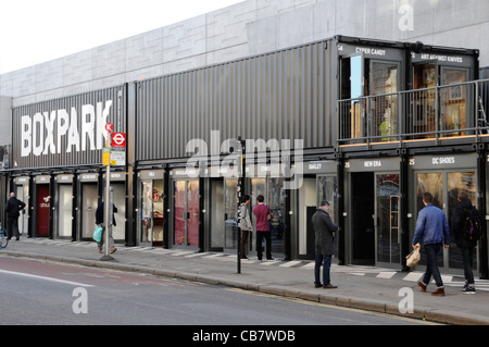 Boxpark Shoreditch unités de fabrication formé à partir de l'empilement des conteneurs d'expédition ensemble & appelé pop up mall London England UK Banque D'Images