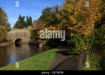 Un bateau étroit en attente d'entrer sur le Tunnel de Chirk Canal LLangollen Banque D'Images