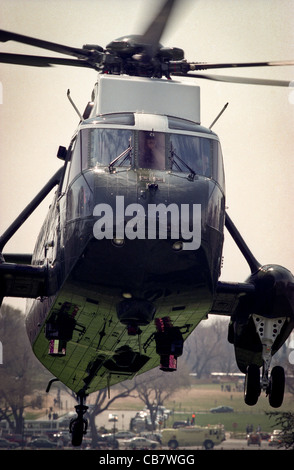 L'hélicoptère présidentiel Marine One s'écarte de la pelouse Sud de la Maison Blanche, le 29 mars 1999 à Washington D.C. Banque D'Images