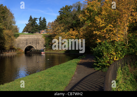 Un bateau étroit en attente d'entrer sur le Tunnel de Chirk Canal LLangollen Banque D'Images