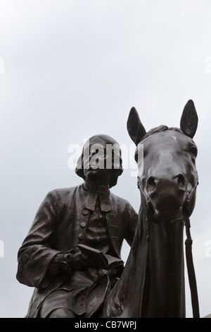 Statue de John Wesley sur un cheval dans la cour de sa première chapelle et maison d'habitation à Bristol, Angleterre. Banque D'Images