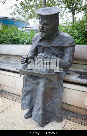 Statue de William Tyndale, premier traducteur de la Bible en anglais moderne, à Bristol, Angleterre. Banque D'Images