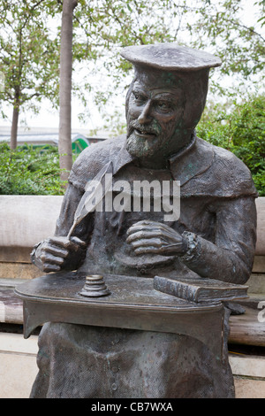 Gros plan de la statue de William Tyndale, premier traducteur de la Bible en anglais moderne, à Bristol, Angleterre. Banque D'Images