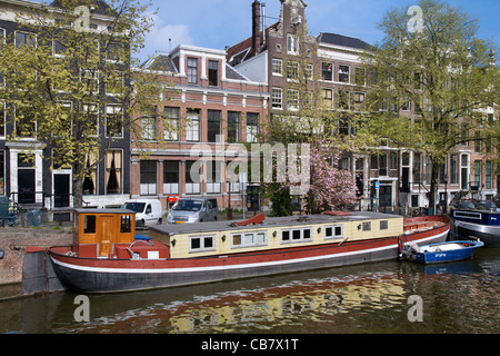 Scène de rue, un hangar à un canal d'Amsterdam, Pays-Bas Banque D'Images