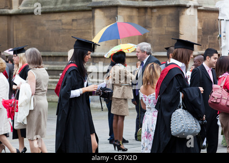 Les étudiants diplômés se mêlent avec parents et amis au cours de l'Université de Bristol, l'obtention du diplôme à l'occasion des célébrations College Green. Banque D'Images