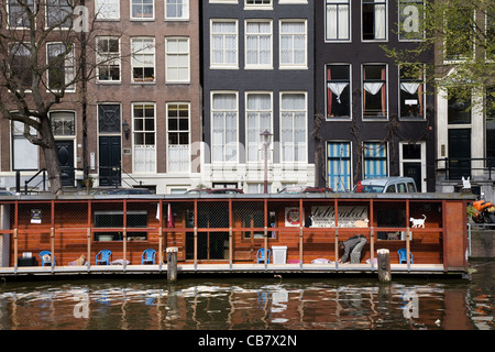 Scène de rue, un hangar à un canal d'Amsterdam, Pays-Bas Banque D'Images