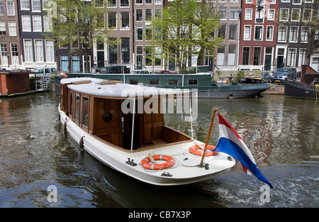 Scène de rue, un hangar à un canal d'Amsterdam, Pays-Bas Banque D'Images