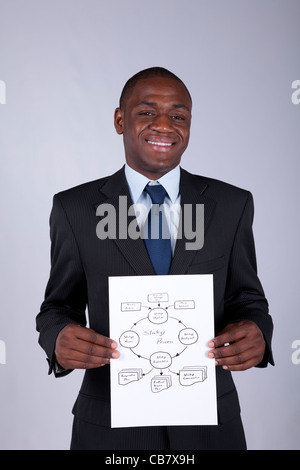 Happy african businessman montrant un diagramme du processus de stratégie Banque D'Images