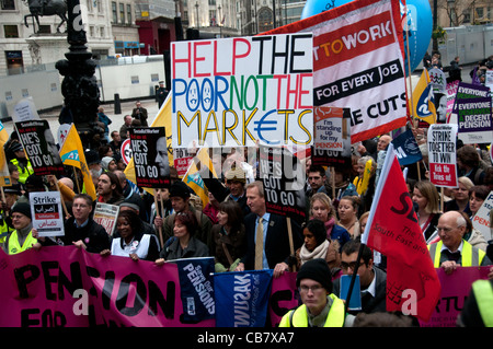 Le 30 novembre 2011. Une journée de grève contre les coupes dans les retraites par les travailleurs du secteur public.Mars avec des banderoles et des pancartes Banque D'Images