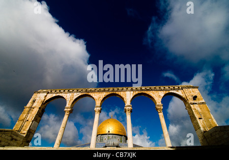 Le dôme du Rocher sur le dessus du Temple Mt. dans la vieille ville de Jérusalem. Banque D'Images