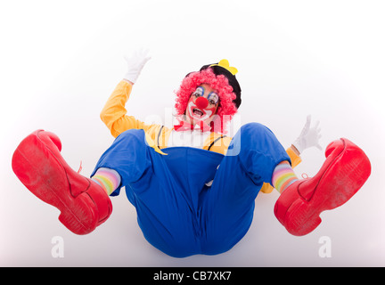 Funny clown de cirque ne tombe au sol (isolé sur blanc) Banque D'Images