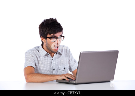 Jeune homme choqué avec quelque chose qu'il voit sur son ordinateur portable Banque D'Images