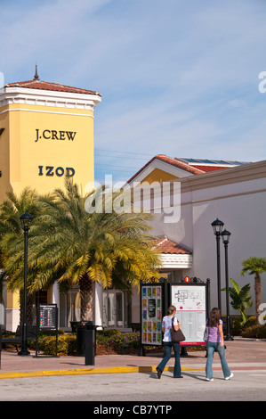 Premium Outlet Shopping mall avec les touristes sur International Drive, Orlando en Floride Banque D'Images