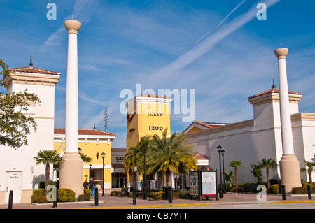 Premium Outlet Shopping mall avec J Crew et Izod store signes sur International Drive, Orlando en Floride Banque D'Images