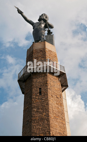 Alabama, Birmingham, Vulcan Park, Vulcan Statue, 56 pieds de haut sur 124 pied piédestal Banque D'Images