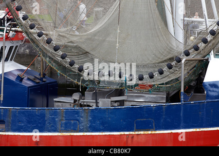 Vue détaillée d'un coupeur de crevettes dans le port d'Ayas un allemand de la côte de la mer du Nord Banque D'Images
