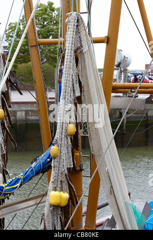 Vue détaillée d'un coupeur de crevettes dans le port d'Ayas un allemand de la côte de la mer du Nord Banque D'Images