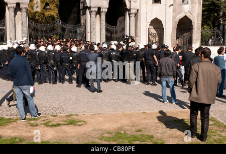 La police anti-émeute turque dans la participation à une manifestation d'étudiants de l'Université d'Istanbul, Mercan, Istanbul, Turquie Banque D'Images