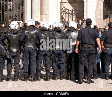 La police anti-émeute turque dans la participation à une manifestation d'étudiants de l'Université d'Istanbul, Mercan, Istanbul, Turquie Banque D'Images