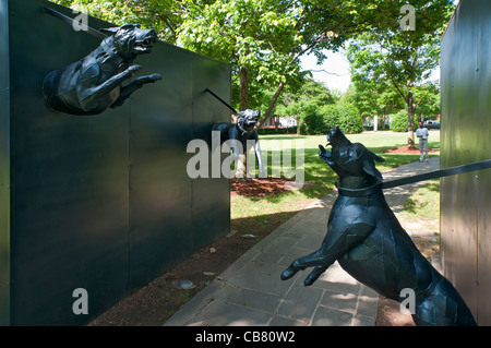 Alabama, Birmingham, Kelly Ingram Park, memorial statue au mouvement des droits civils, la police des chiens d'attaque Banque D'Images