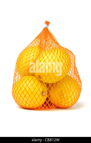 Citrons frais en filet en plastique Sac sur fond blanc Banque D'Images