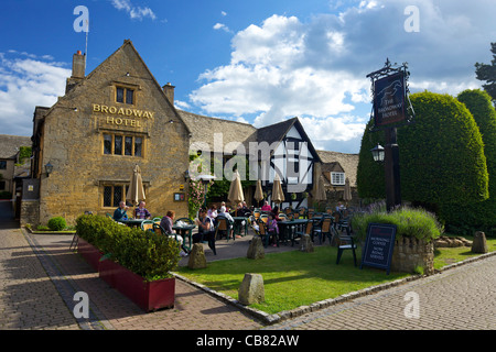 Les visiteurs et les touristes appréciant beer garden, soleil du printemps, l'Hôtel Broadway, Broadway, Cotswolds, Worcestershire, Angleterre, Royaume-Uni, Banque D'Images