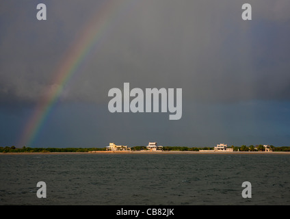 Un arc-en-ciel au milieu des nuages de pluie sur l'île de Manda, Lamu Kenya Banque D'Images