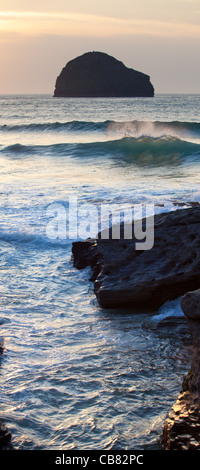 Trebarwith Strand une plage pittoresque, à Cornwall, à plus de de Gull Rock Banque D'Images