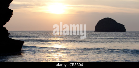 Trebarwith Strand une plage pittoresque, à Cornwall, à plus de de Gull Rock Banque D'Images